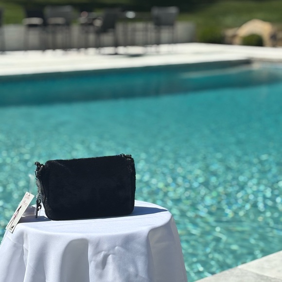 Chic Black Faux Fur Crossbody Bag with Chain Strap New - Picture 3 of 5